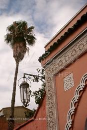 Image du Maroc Professionnelle de  Le Palais de la Bahia se trouve au sud de la Médina de Marrakech près de la Casbah non loin du quartier juif le Mellah. Il fut construit vers 1867 par Si Moussa, puissant et richissime grand Vizir du Sultan Hassan Ier. Durant le règne, Ahmed ben Moussa fils héritier successeur de Si Moussa fait agrandir la partie sud de ce palais officiel, ou il réside avec ses femmes et ses 24 concubines, et leurs nombreux enfants. Le palais est baptisé du nom de sa maîtresse favorite, la B?hiya. Mercredi 21 Août 1997. (Photo / Abdeljalil Bounhar)